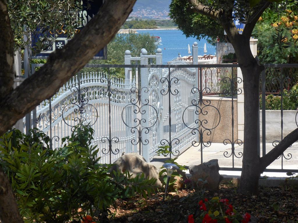Apartments Bresan Trogir Exterior foto